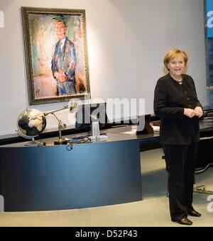 Datei - Datei Foto datiert 16. Januar 2009 zeigt Bundeskanzlerin Angela Merkel in ihrem Büro in der Kanzlei in Berlin, Deutschland. "Saarbruecker Zeitung" meldet in seiner 9. März 2010-Ausgabe, dass Frau Merkel vorübergehend in das Büro der Staatskanzlei Minister Ronald Pofalla, aufgrund wesentlicher Renovierungsarbeiten in ihrem Büro, die voraussichtlich letzte zwei Monate verschoben wurde. S Stockfoto