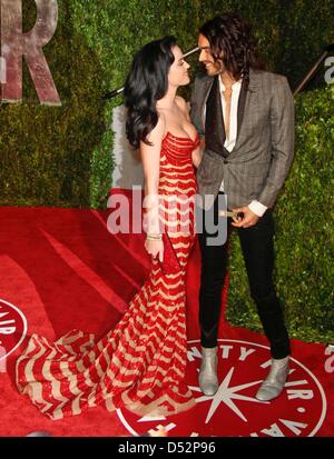 Schauspieler Russell Brand und Musikerin Katy Perry kommen bei der Vanity Fair Oscar Party im Sunset Tower in Los Angeles, USA, 7. März 2010. Foto: Hubert Boesl Stockfoto