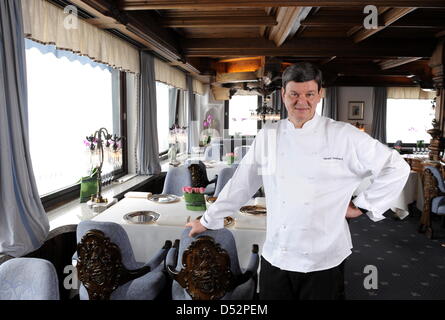 Drei-Sterne-Koch Harald Wohlfahrt, als bester Koch Deutschlands in den letzten Jahren bei der Arbeit in seinem Restaurant "Schwarzwaldstube" in Baiersbronn-Tonbach, Deutschland, 5. März 2010. Wohlfahrt ist Chef der Schwarzwaldstube seit 1980. Er verdiente sich seinen dritten "Michelin"-Stern im Jahr 1992. Foto: Bernd Weissbrod Stockfoto