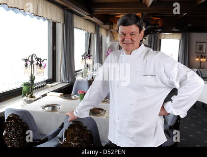 Drei-Sterne-Koch Harald Wohlfahrt, als bester Koch Deutschlands in den letzten Jahren bei der Arbeit in seinem Restaurant "Schwarzwaldstube" in Baiersbronn-Tonbach, Deutschland, 5. März 2010. Wohlfahrt ist Chef der Schwarzwaldstube seit 1980. Er verdiente sich seinen dritten "Michelin"-Stern im Jahr 1992. Foto: Bernd Weissbrod Stockfoto