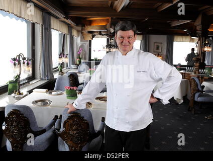 Drei-Sterne-Koch Harald Wohlfahrt, als bester Koch Deutschlands in den letzten Jahren bei der Arbeit in seinem Restaurant "Schwarzwaldstube" in Baiersbronn-Tonbach, Deutschland, 5. März 2010. Wohlfahrt ist Chef der Schwarzwaldstube seit 1980. Er verdiente sich seinen dritten "Michelin"-Stern im Jahr 1992. Foto: Bernd Weissbrod Stockfoto