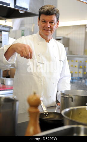 Drei-Sterne-Koch Harald Wohlfahrt, als bester Koch Deutschlands in den letzten Jahren bei der Arbeit in seinem Restaurant "Schwarzwaldstube" in Baiersbronn-Tonbach, Deutschland, 5. März 2010. Wohlfahrt ist Chef der Schwarzwaldstube seit 1980. Er verdiente sich seinen dritten "Michelin"-Stern im Jahr 1992. Foto: Bernd Weissbrod Stockfoto