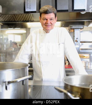 Drei-Sterne-Koch Harald Wohlfahrt, als bester Koch Deutschlands in den letzten Jahren bei der Arbeit in seinem Restaurant "Schwarzwaldstube" in Baiersbronn-Tonbach, Deutschland, 5. März 2010. Wohlfahrt ist Chef der Schwarzwaldstube seit 1980. Er verdiente sich seinen dritten "Michelin"-Stern im Jahr 1992. Foto: Bernd Weissbrod Stockfoto