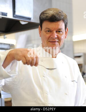 Drei-Sterne-Koch Harald Wohlfahrt, als bester Koch Deutschlands in den letzten Jahren bei der Arbeit in seinem Restaurant "Schwarzwaldstube" in Baiersbronn-Tonbach, Deutschland, 5. März 2010. Wohlfahrt ist Chef der Schwarzwaldstube seit 1980. Er verdiente sich seinen dritten "Michelin"-Stern im Jahr 1992. Foto: Bernd Weissbrod Stockfoto