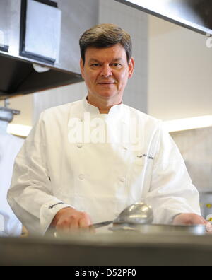 Drei-Sterne-Koch Harald Wohlfahrt, als bester Koch Deutschlands in den letzten Jahren bei der Arbeit in seinem Restaurant "Schwarzwaldstube" in Baiersbronn-Tonbach, Deutschland, 5. März 2010. Wohlfahrt ist Chef der Schwarzwaldstube seit 1980. Er verdiente sich seinen dritten "Michelin"-Stern im Jahr 1992. Foto: Bernd Weissbrod Stockfoto