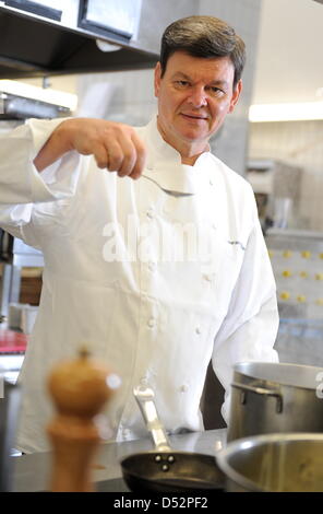 Drei-Sterne-Koch Harald Wohlfahrt, als bester Koch Deutschlands in den letzten Jahren bei der Arbeit in seinem Restaurant "Schwarzwaldstube" in Baiersbronn-Tonbach, Deutschland, 5. März 2010. Wohlfahrt ist Chef der Schwarzwaldstube seit 1980. Er verdiente sich seinen dritten "Michelin"-Stern im Jahr 1992. Foto: Bernd Weissbrod Stockfoto