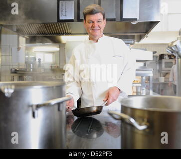 Drei-Sterne-Koch Harald Wohlfahrt, als bester Koch Deutschlands in den letzten Jahren bei der Arbeit in seinem Restaurant "Schwarzwaldstube" in Baiersbronn-Tonbach, Deutschland, 5. März 2010. Wohlfahrt ist Chef der Schwarzwaldstube seit 1980. Er verdiente sich seinen dritten "Michelin"-Stern im Jahr 1992. Foto: Bernd Weissbrod Stockfoto