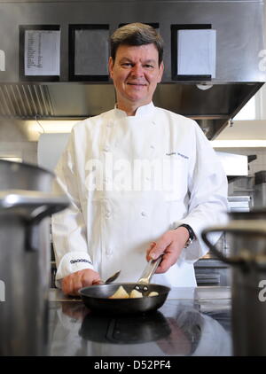 Drei-Sterne-Koch Harald Wohlfahrt, als bester Koch Deutschlands in den letzten Jahren bei der Arbeit in seinem Restaurant "Schwarzwaldstube" in Baiersbronn-Tonbach, Deutschland, 5. März 2010. Wohlfahrt ist Chef der Schwarzwaldstube seit 1980. Er verdiente sich seinen dritten "Michelin"-Stern im Jahr 1992. Foto: Bernd Weissbrod Stockfoto