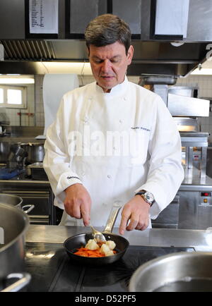 Drei-Sterne-Koch Harald Wohlfahrt, als bester Koch Deutschlands in den letzten Jahren bei der Arbeit in seinem Restaurant "Schwarzwaldstube" in Baiersbronn-Tonbach, Deutschland, 5. März 2010. Wohlfahrt ist Chef der Schwarzwaldstube seit 1980. Er verdiente sich seinen dritten "Michelin"-Stern im Jahr 1992. Foto: Bernd Weissbrod Stockfoto