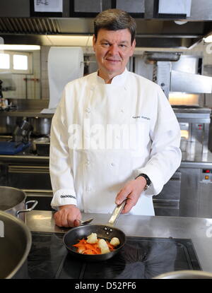 Drei-Sterne-Koch Harald Wohlfahrt, als bester Koch Deutschlands in den letzten Jahren bei der Arbeit in seinem Restaurant "Schwarzwaldstube" in Baiersbronn-Tonbach, Deutschland, 5. März 2010. Wohlfahrt ist Chef der Schwarzwaldstube seit 1980. Er verdiente sich seinen dritten "Michelin"-Stern im Jahr 1992. Foto: Bernd Weissbrod Stockfoto