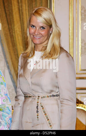 Norwegische Kronprinzessin Mette-Marit besucht eine Pressekonferenz im Mandarin Oriental Hotel in Kuala Lumpur, Malaysia, 8. März 2010. Das norwegische Königspaar ist zu einem offiziellen Besuch nach Malaysia vom 08 bis 10. März 2010. Foto: Albert Nieboer (Niederlande) Stockfoto