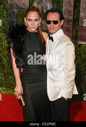 US-Schauspielerin und Sängerin Jennifer Lopez und Ehemann Marc Anthony kommen bei der Vanity Fair Oscar Party im Sunset Tower in Los Angeles, USA, 7. März 2010. Foto: Hubert Boesl Stockfoto