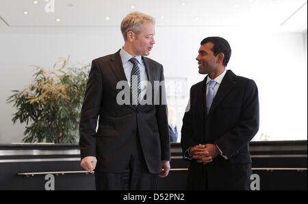 Deutschen Umwelt Minister Norbert Roettgen (L) trifft der Präsident der Malediven, Mohamed Nasheed, in das Umweltministerium in Berlin, Deutschland, 9. März 2010. Sowohl den Klimawandel diskutieren wollen, die Malediven überflutet werden weltweit Wasserstand sollte bedroht sind. Foto: ALINA NOVOPASHINA Stockfoto