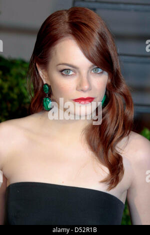 US-Schauspielerin Emma Stone kommt bei der Vanity Fair Oscar Party im Sunset Tower in Los Angeles, USA, 7. März 2010. Foto: Hubert Boesl Stockfoto