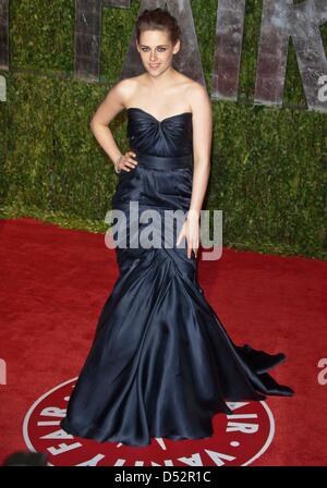 US-Schauspielerin Kristen Stewart kommt bei der Vanity Fair Oscar Party im Sunset Tower in Los Angeles, USA, 7. März 2010. Foto: Hubert Boesl Stockfoto