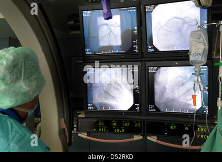 Dr. Roland Bitter untersucht Herzkranzgefäße per Bildschirm in einem Intracardia Labor des Krankenhauses in Karlsburg, Deutschland, 9. März 2010. Karlsburg Krankenhaus ist das erste im Bundesland Mecklenburg-Vorpommern ein Qualitätssiegel für ihre Standards in Diagnose und Behandlung zu erhalten. Das Gütesiegel "Brust Schmerzen Einheiten" wird vom Deutschen Kardiologischen Gesellschaft (DGK) verliehen. Foto: Stefan Stockfoto