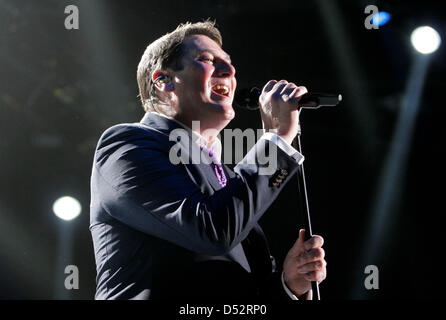 Tony Hadley, Sänger der britischen Band "Spandau Ballet", führt auf der Bühne während eines Konzerts in Düsseldorf, 7. März 2010. "Spandau Ballet" ist auf Weltreise und geben Konzerte in Deutschland, Belgien, Spanien und Portugal. Foto: Revierfoto Stockfoto