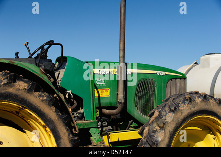 John Deere Traktor geparkt am Rande einer Salatfeld Stockfoto