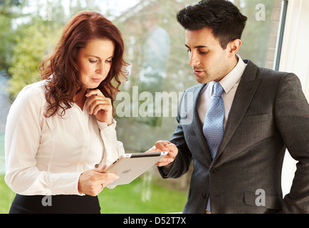 Zwei Geschäftsleute diskutieren arbeiten Stockfoto
