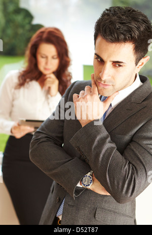 Mann und Frau im Büro zusammen Stockfoto