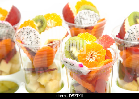 Gesunder Mix Obst im Glas für gesunde Saft auf weißem Hintergrund Stockfoto