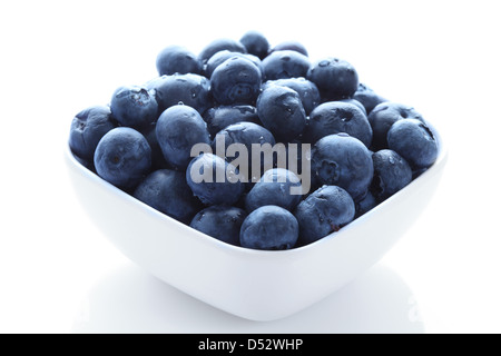 Bio Heidelbeeren in hoher Auflösung in eine Schüssel weiß Stockfoto