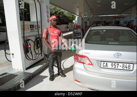 Benzin Pumpe damit verbundenen Füllung Auto mit Kraftstoff an der Tankstelle in Knysna Südafrika Stockfoto