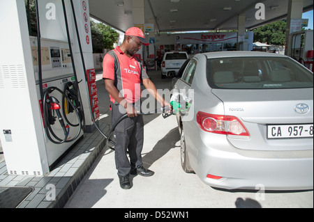 Benzin Pumpe damit verbundenen Füllung Auto mit Kraftstoff an der Tankstelle in Knysna Südafrika Stockfoto