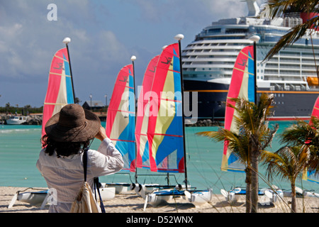 Karibik, Bahamas, Castaway Cay. Frau unter Bild auf Castaway Cay. Stockfoto