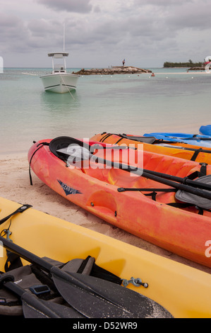 Bahamas, Eleuthera, Princess Cays, Kajaks am Strand Stockfoto