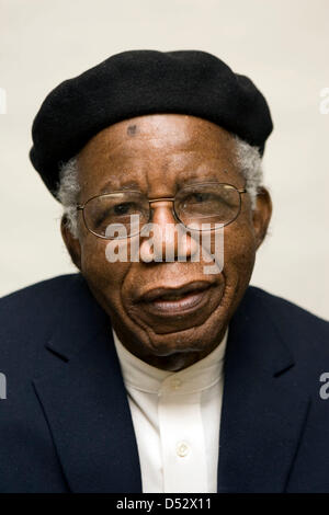 22. März 2013 - ist renommierter nigerianische Autor Chinua Achebe im Alter von 82 Jahren nach kurzer Krankheit gestorben. Eine Aussage von seiner Familie sagte, seine "Weisheit und Mut" "Inspiration für alle, die ihn kannten" waren. Einer der bekanntesten Autoren Afrikas, seinem Debütroman "1958" Things Fall Apart, die die Auswirkungen des Kolonialismus in Afrika behandelt, hat mehr als 10 Millionen Exemplare verkauft. Er lebte in den USA seit 1990 folgende Verletzungen von einem Autounfall. Im Bild: 26. Februar 2008 - New York, US - Schriftsteller CHINUA ACHEBE in New York City. (Kredit-Bild: © Beowulf Sheehan/ZUMA Press) Stockfoto
