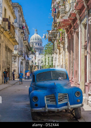 Ein altes verfallenes American Auto parkt in einer Seitenstraße im kolonialen Teil der Stadt von Havanna, Kuba. Stockfoto