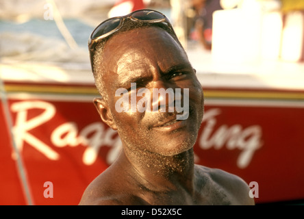 Porträt eines lächelnden Creole bietet Segeln Charter auf Caye Caulker Stockfoto