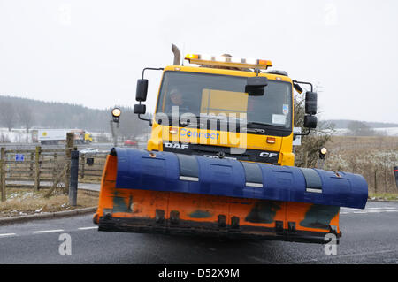 Harelea Cottage, East Renfrewshire, Schottland, Großbritannien. 22. März 2013.  Streusalzverbrauch LKW mit Pflug Anlage verlässt die Einsatzzentrale in der Nähe von Glasgow. Viele der Straßen Schottlands haben heutige Blizzard Bedingungen betroffen und der Salzstreuer haben hart gearbeitet, um Verkehr zu halten... Bildnachweis: / Alamy Live News Stockfoto