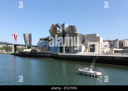 Ein Boot überquert den Fluss Nervion vor dem Guggenheim-Museum Stockfoto