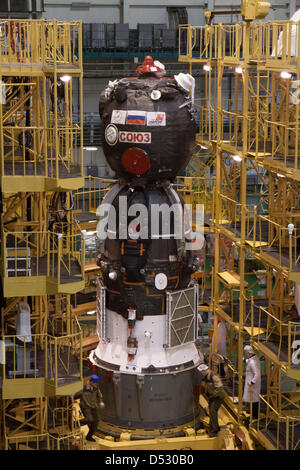 Baikonur Kosmodrom, Kasachstan. 22. März 2013. Die Raumkapsel Sojus TMA - 08M ist bereit, in Ort für Gehäuse in der Oberstufe eine Sojus-Trägerrakete an der Integration Anlage 22. März 2013 am Weltraumbahnhof Baikonur in Kasachstan abgesenkt werden. Die Sojus-Rakete wird voraussichtlich starten 29 März mit Expedition 35/36 auf der internationalen Raumstation ISS für eine 5 ½ Monat mission. Credit: Photo NASA / Alamy Live News Stockfoto