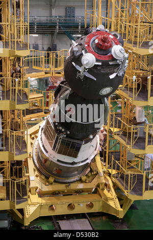 Baikonur Kosmodrom, Kasachstan. 22. März 2013. Die Raumkapsel Sojus TMA - 08M sinkt in Ort für Gehäuse in der Oberstufe eine Sojus-Trägerrakete in der Integration-Anlage 22. März 2013 am Weltraumbahnhof Baikonur in Kasachstan. Die Sojus-Rakete wird voraussichtlich starten 29 März mit Expedition 35/36 auf der internationalen Raumstation ISS für eine 5 ½ Monat mission. Credit: Photo NASA / Alamy Live News Stockfoto