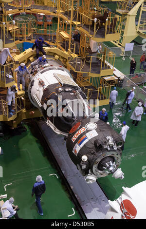 Baikonur Kosmodrom, Kasachstan. 22. März 2013. Ingenieure bereiten die Raumkapsel Sojus TMA - 08M für Gehäuse in der Oberstufe eine Sojus-Trägerrakete in der Integration 22. März 2013 am Weltraumbahnhof Baikonur in Kasachstan. Die Sojus-Rakete wird voraussichtlich starten 29 März mit Expedition 35/36 auf der internationalen Raumstation ISS für eine 5 ½ Monat mission. Credit: Photo NASA / Alamy Live News Stockfoto