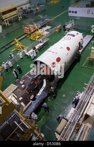 Baikonur Kosmodrom, Kasachstan. 22. März 2013. Die Raumkapsel Sojus TMA - 08M ist in der Oberstufe eine Sojus-Trägerrakete an der Integration Anlage 22. März 2013 am Weltraumbahnhof Baikonur in Kasachstan eingeschlossen. Die Sojus-Rakete wird voraussichtlich starten 29 März mit Expedition 35/36 auf der internationalen Raumstation ISS für eine 5 ½ Monat mission. Credit: Photo NASA / Alamy Live News Stockfoto