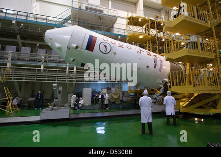 Baikonur Kosmodrom, Kasachstan. 22. März 2013. Die Oberstufe einer Sojus-Trägerrakete wird hochgezogen, einrasten, enthält die Raumkapsel Sojus TMA - 08 M an der Integration Anlage 22. März 2013 am Weltraumbahnhof Baikonur in Kasachstan. Die Sojus-Rakete wird voraussichtlich starten 29 März mit Expedition 35/36 auf der internationalen Raumstation ISS für eine 5 ½ Monat mission. Credit: Photo NASA / Alamy Live News Stockfoto