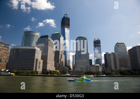 Welt Handel eines Gebäudes oder der Freedom Tower im Bau und betrachtet von einem Boot am East River Stockfoto