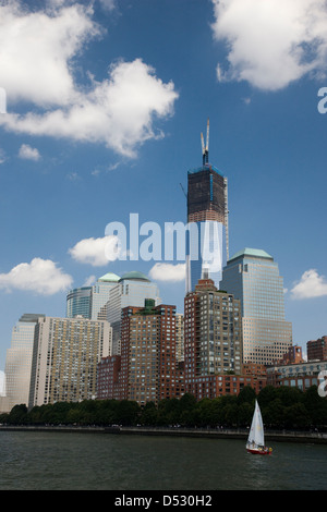 Welt Handel eines Gebäudes oder der Freedom Tower im Bau und betrachtet von einem Boot am East River Stockfoto