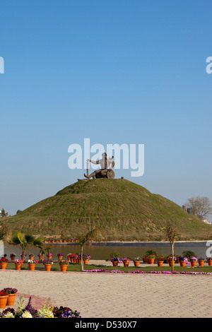 Eine Statue Bronze Krieger auf einem grasbewachsenen Hügel am Baba Banda Singh Bahadur Denkmal, Punjab, Indien Stockfoto