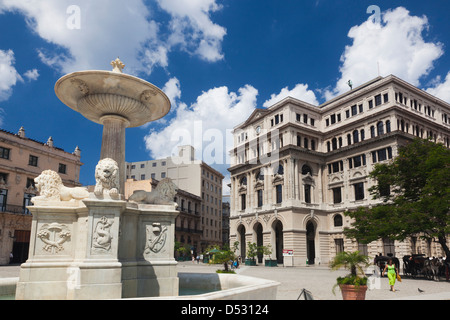 Kuba, Havanna, Havanna Vieja, Plaza de San Francisco de Asis, Lonja del Commercio Gebäude und Fuente de Los Leones Brunnen Stockfoto