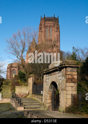 Anglikanische Kathedrale mit Eingang zum St James Gärten in Liverpool UK Stockfoto