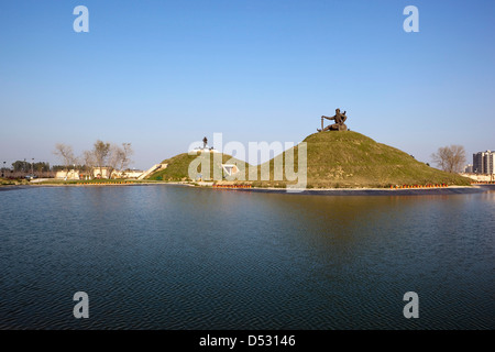 Bronze-Statuen in den Baba Banda Singh Bahadur Denkmal Gärten mit See in Punjab, Indien Stockfoto