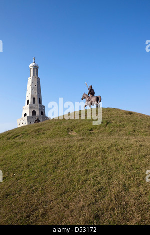 Eine Statue Bronze Krieger auf einem grasbewachsenen Hügel am Baba Banda Singh Bahadur Denkmal Punjab, Indien Stockfoto