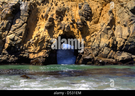 Offshore-Stack mit einem Bogen Pfeiffer Beach in der Julia Pfeiffer Big Sur State Park, Kalifornien, USA im Januar Stockfoto