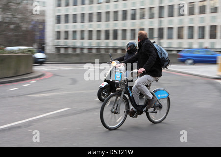 Radfahrer und Motor Bike in einen Kreisverkehr in London, England Stockfoto