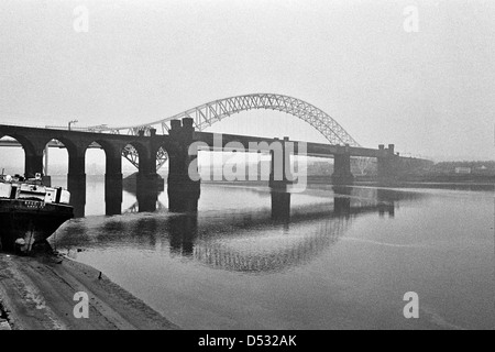 Runcorn Widnes Brücke umbenannt The Silver Jubilee Bridge im Jahr 1977 Stockfoto